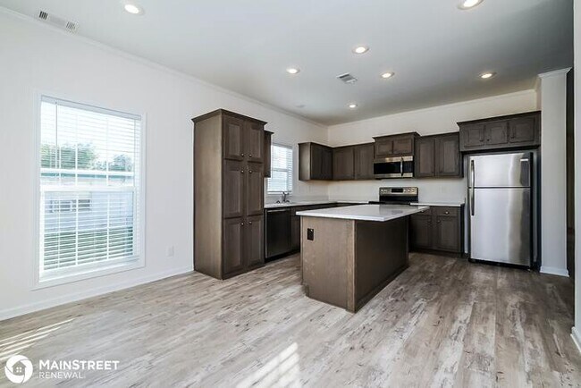Building Photo - 1421 43rd St S, St Petersburg, FL 33711