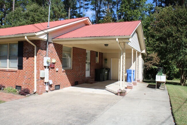 Building Photo - 1404 Woodside Dr W