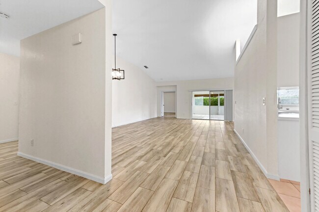 Foto del edificio - 5606 NW 109th Way