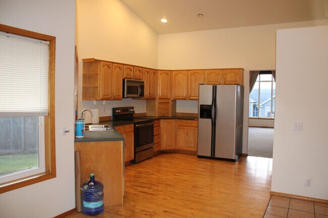 Building Photo - 3 Bedroom 2 Bath home with Fenced Yard