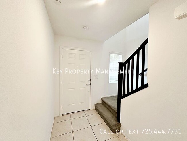 Foto del edificio - 3 BEDROOM 2 STORY TOWNHOME IN GATED HENDER...