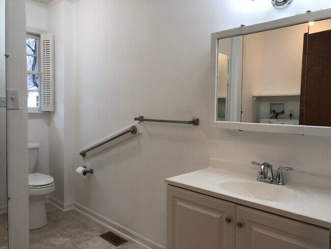 Full Bath - 1 - 716 Walker Dr