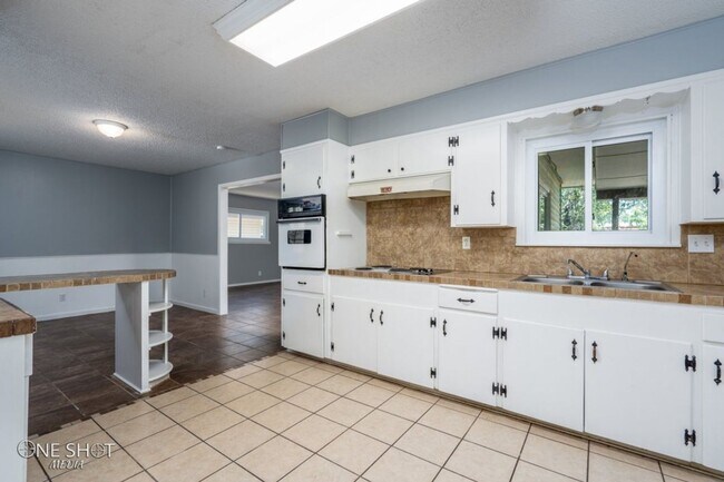 Foto del edificio - 6 MONTH LEASE AVAILABLE! SPACIOUS 3 bedroo...