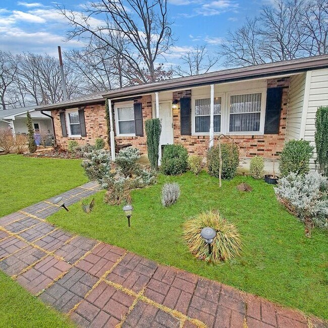 Building Photo - Pet Friendly Mid-Century Modern Rambler wi...