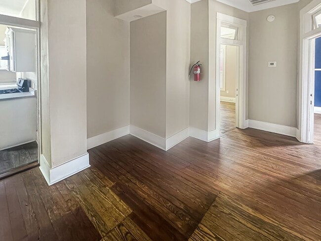 Building Photo - Charming 3br/1bath triplex -close to downt...