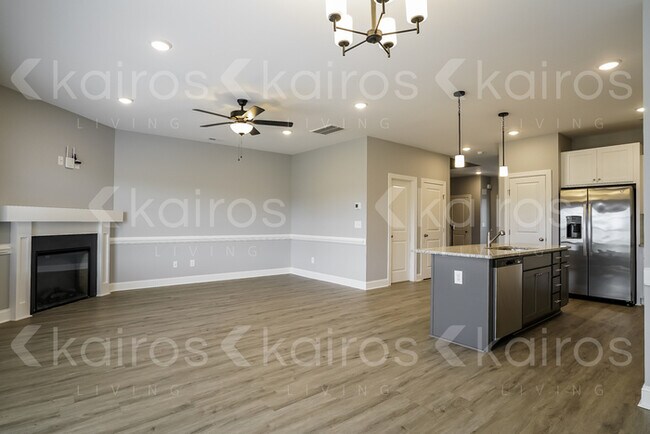 Building Photo - 3716 Oak Leaf Way Unit F