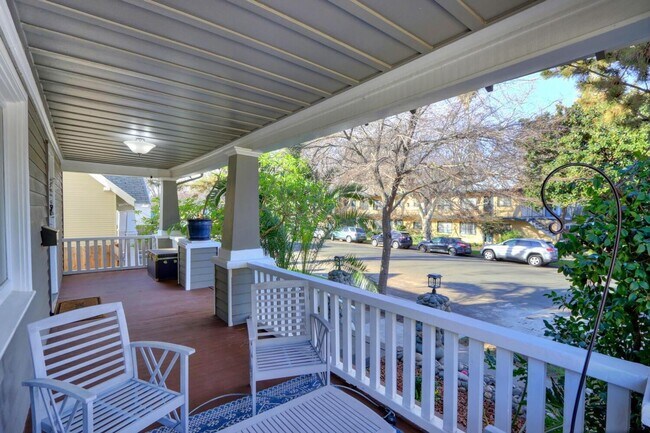 Foto del edificio - Beautifully Renovated 5 Bedroom Midtown Home