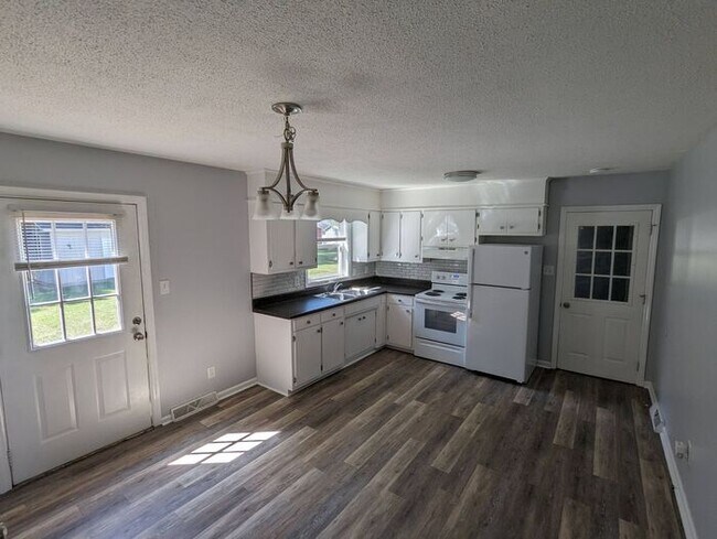 Building Photo - 3BD/2BA Home in Hickory