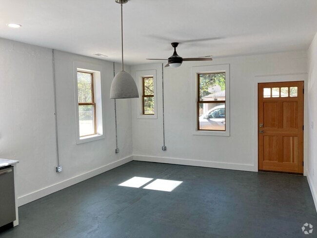 Building Photo - 1311 Blair St