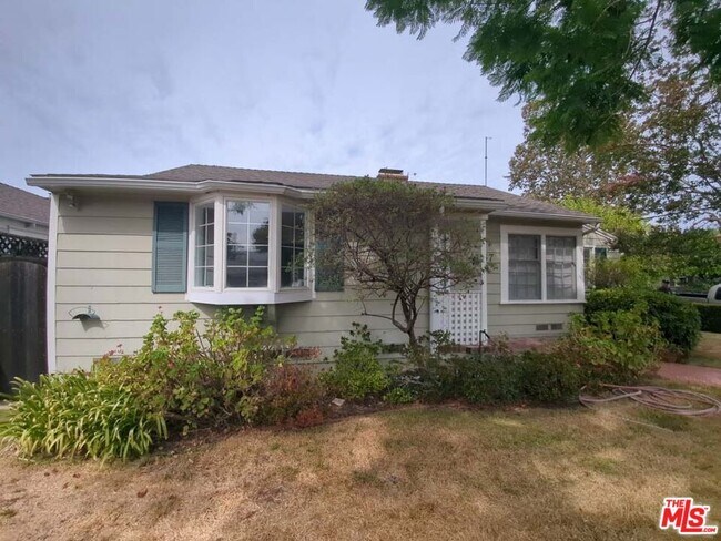 Building Photo - 4457 Simpson Ave