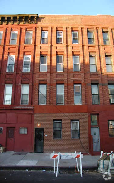 Primary Photo - 527 Gates Ave