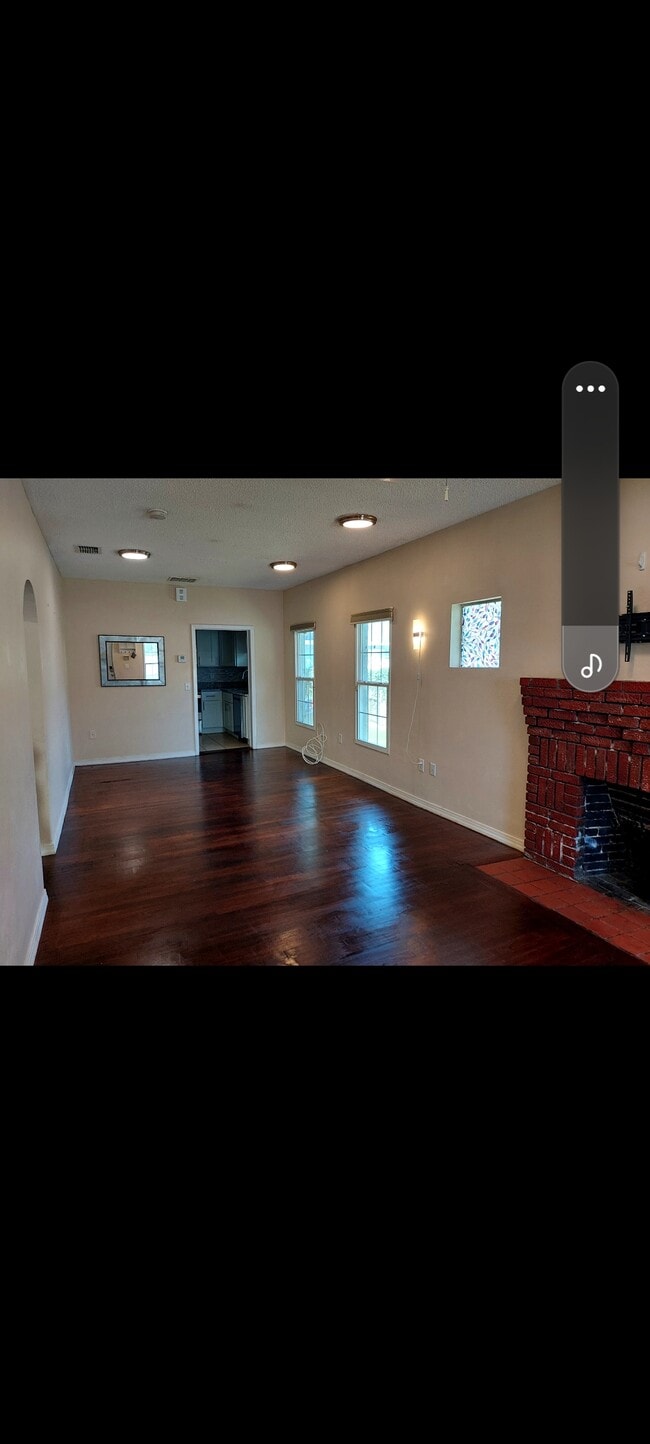 Building Photo - 409 E Cherry St