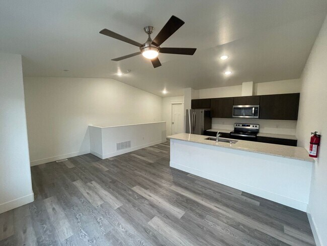 Building Photo - 2847 E Lakeview Rd