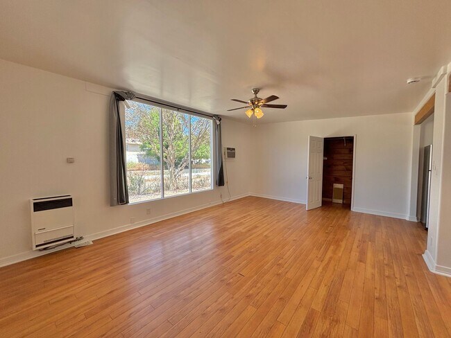 Foto del edificio - 256 W Valencia Ave