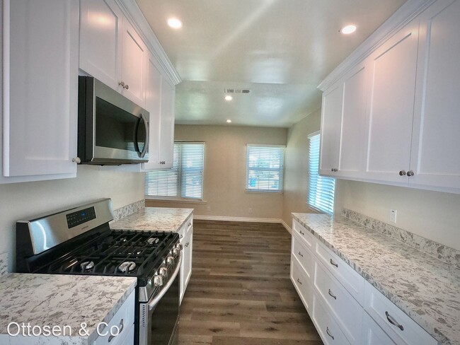 Building Photo - 4 br, 2 bath House - 212 W ATARA ST