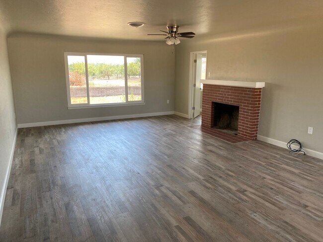 Foto del edificio - A Welcoming 3-Bedroom with Outdoor Room to Breathe