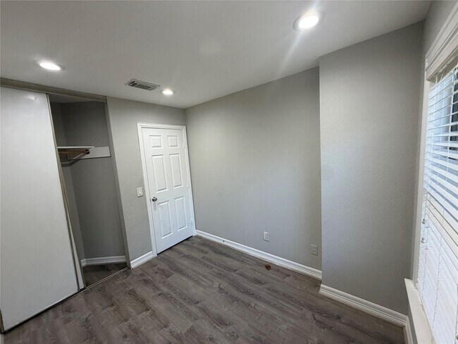 Foto del edificio - 2810 Grants Lake Blvd