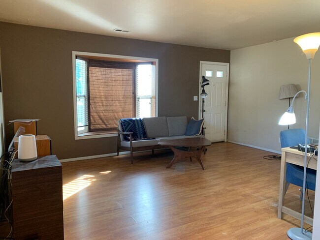 Foto del edificio - Main Floor Living 2 Bedroom 1 Bath Northsi...