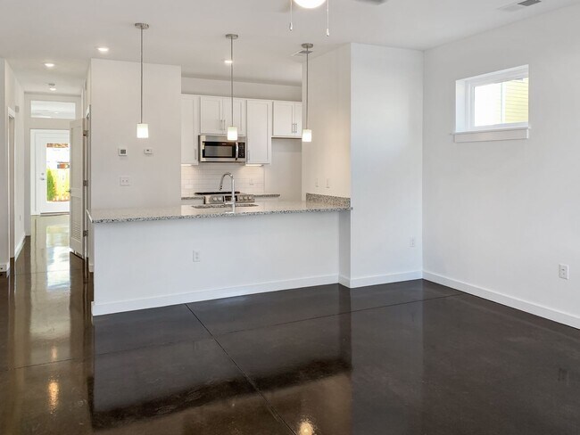 Foto del edificio - 2 Bedroom, 2 Bathroom downstairs unit in Manchester! Tons of natural light, modern look