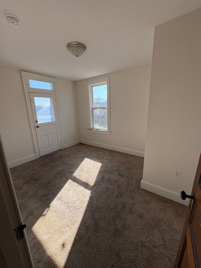 Foto del edificio - Spacious 5 Bedroom 1 Bath House in West Yo...