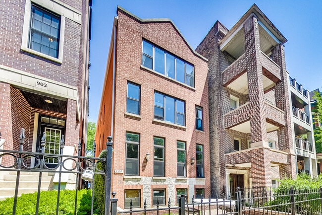 Building Photo - 900 W Roscoe St