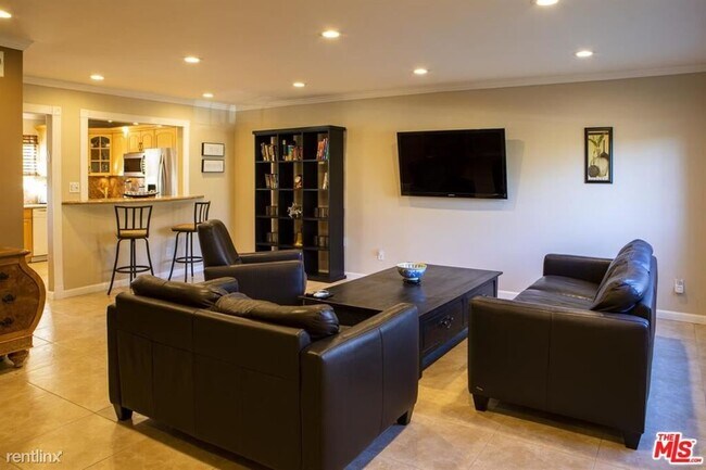Building Photo - 3 br, 3 bath House - 6501 Vanalden Ave Uni...