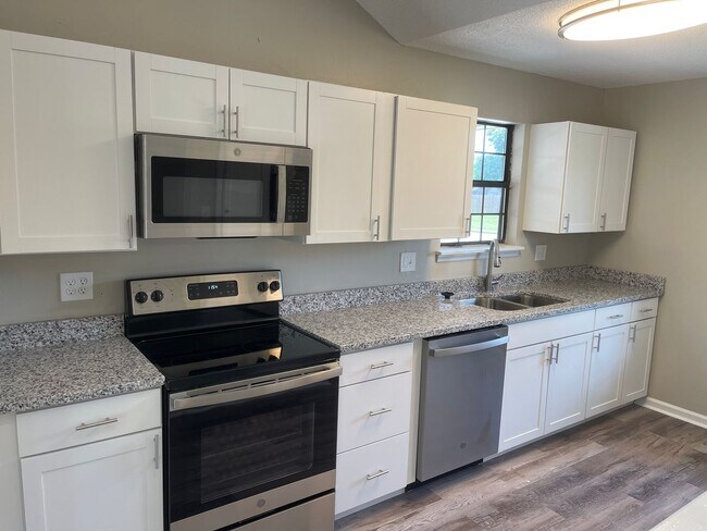Building Photo - Charming 3-Bed, 2-Bath Home with Modern Fe...
