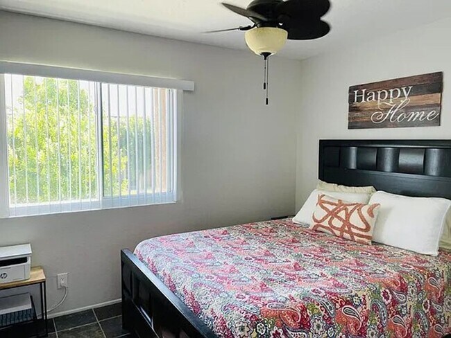 Building Photo - Stylish 2-Bedroom Condo with Stunning View...