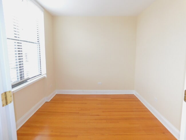 Building Photo - 515 Sheridan Rd