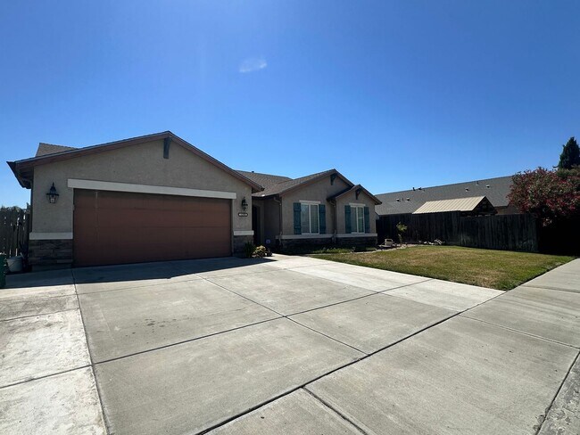 Building Photo - Hanford home w/pool coming soon!