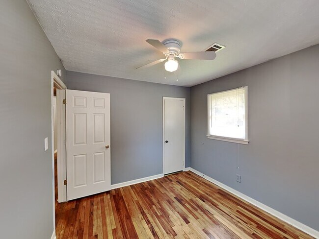 Foto del edificio - 6403 Kensington Ct