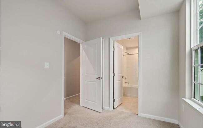 Foto del edificio - 716 River Crest Way