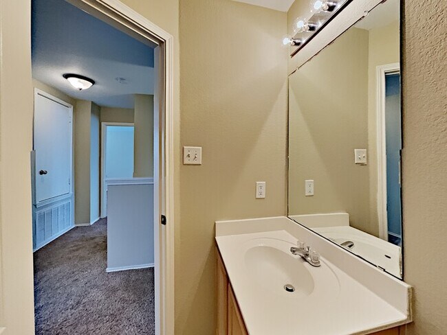 Building Photo - Lovely 3 bed 2.5 bath Great Location