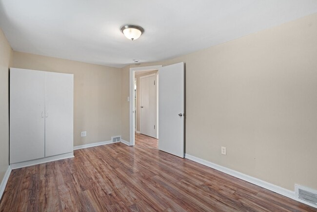 Building Photo - SCORE 50% OFF 1ST MONTH'S RENT IF SIGNED BY DEC 5! Cozy 3 Bedroom home in McKees Rocks available ...