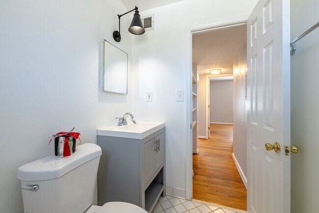 Foto del edificio - Peachtree Hills Court, 2-bedroom Atlanta address in the heart of the hills for $1400-month