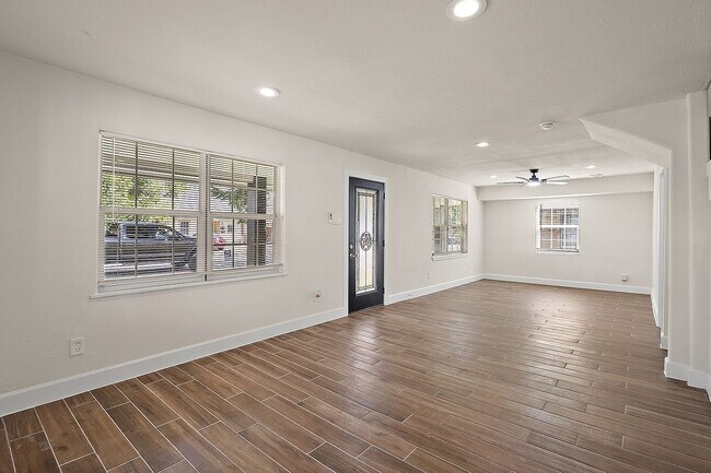 Building Photo - 10106 Burman St