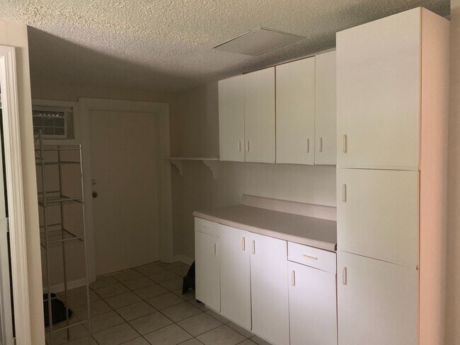 Building Photo - AVAILABLE NOW! 3 Bedrooms/1 1/2 Bath with ...