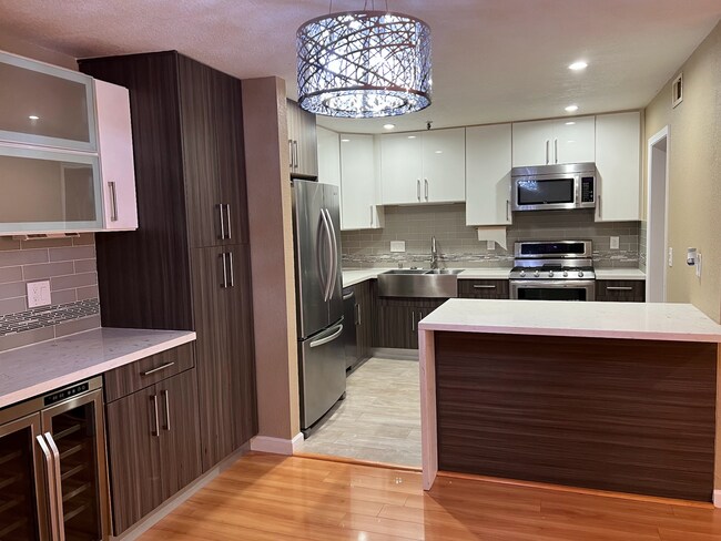 Foto del edificio - Spacious 3 Bed 2 Bath Condo Located in Desirable Mountain View Location