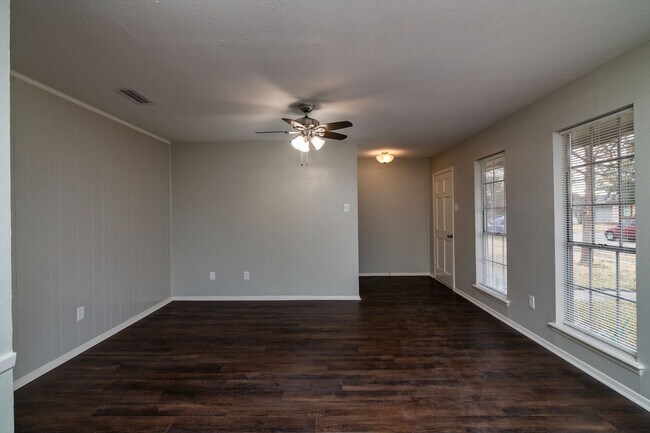 Foto del edificio - Nicely Updated Four Bedroom Home!