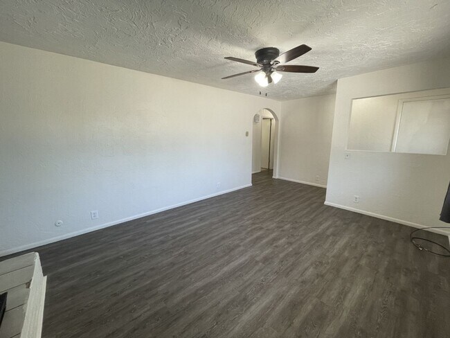 Building Photo - 2 Bed, 1 Bath Single Family Home w/ 1 Car ...