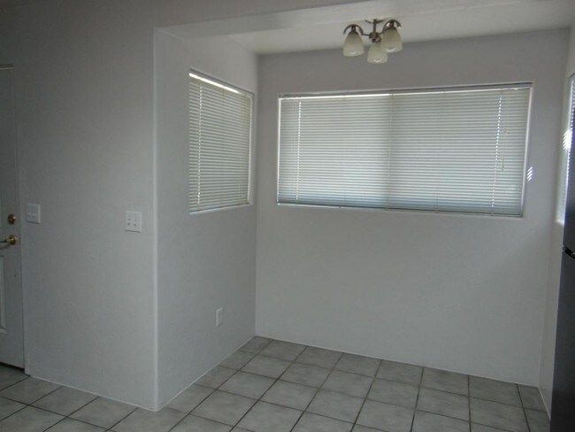 Building Photo - 4234 E Santa Barbara Ave