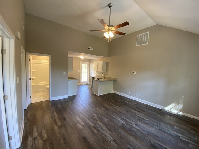 Foto del edificio - 211 CAVE ST  , Charming 2 Bed, 1 Bath Rent...