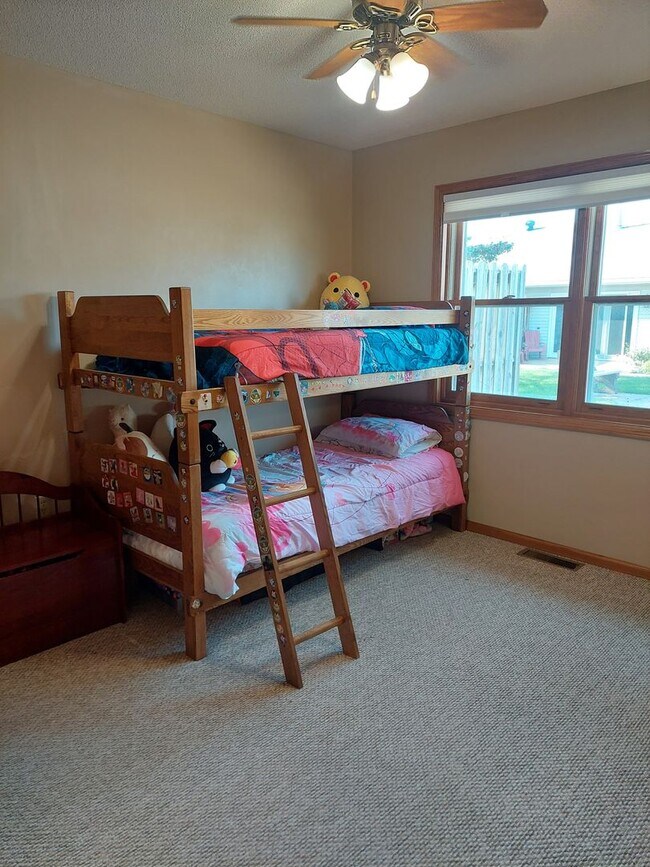 Building Photo - Well Maintained Apartment in Quiet Neighbo...