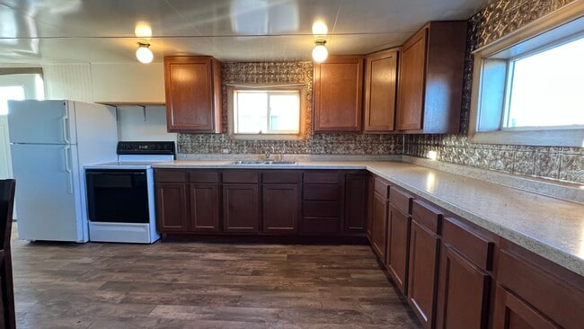 Building Photo - 106 Main St S