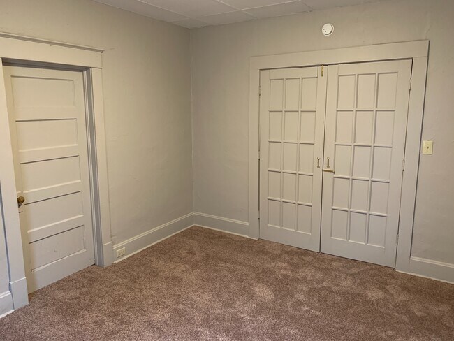 Building Photo - Recently updated 2 Bedroom 1 Bathroom home...