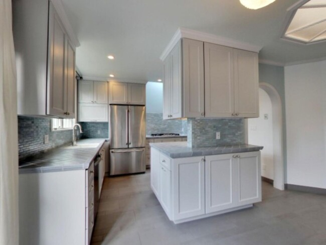 Foto del edificio - Spacious Four Bedroom Home in Lone Mountain