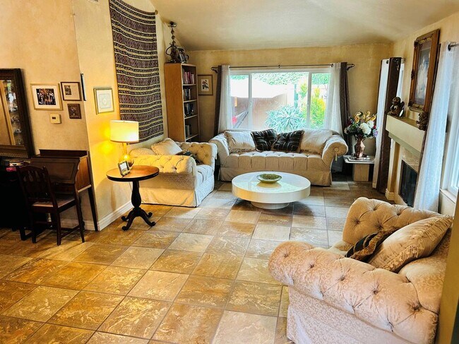 Building Photo - 1908 E Calico Dr