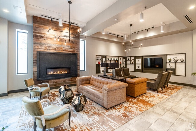 Salón P1 - Brightleaf on Main