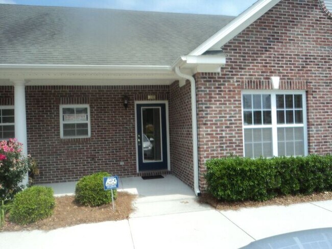Building Photo - Independence South one level brick patio h...