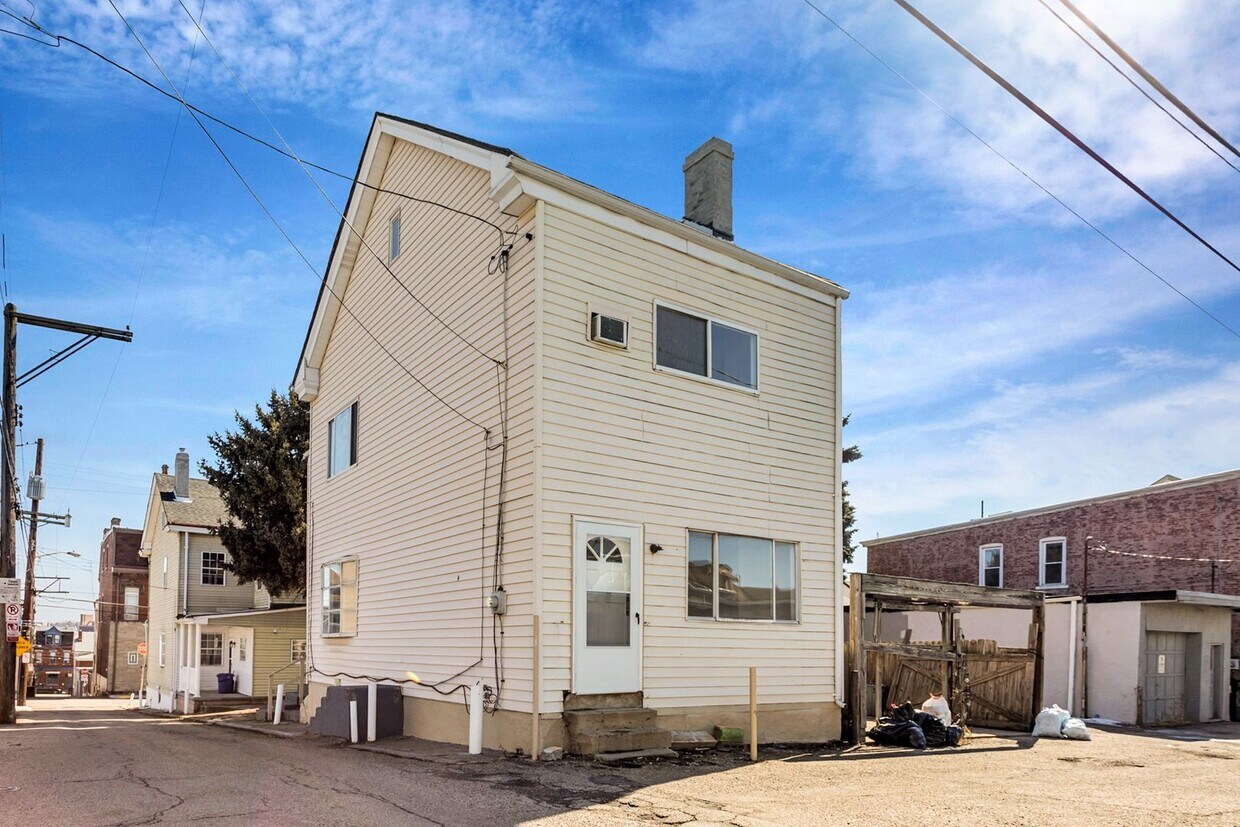 Primary Photo - Updated 2 Bed, 1.5 Bath Home in Bloomfield...
